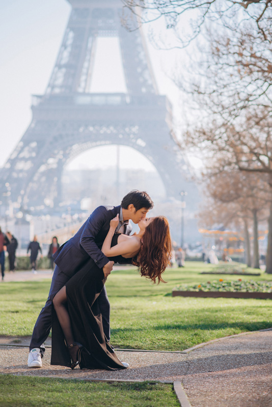 PARIS-LOCATIONS-FOR-COUPLE-PHOTO-SHOOT