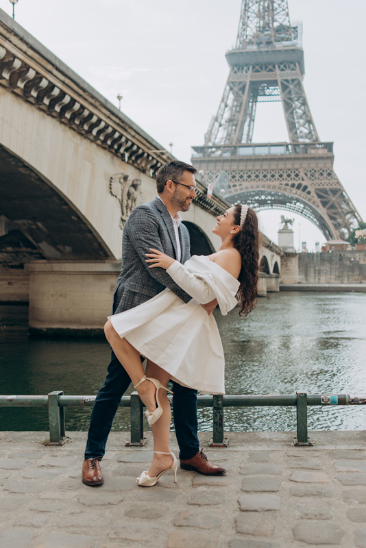Paris-photoshoot-on-bridge_3